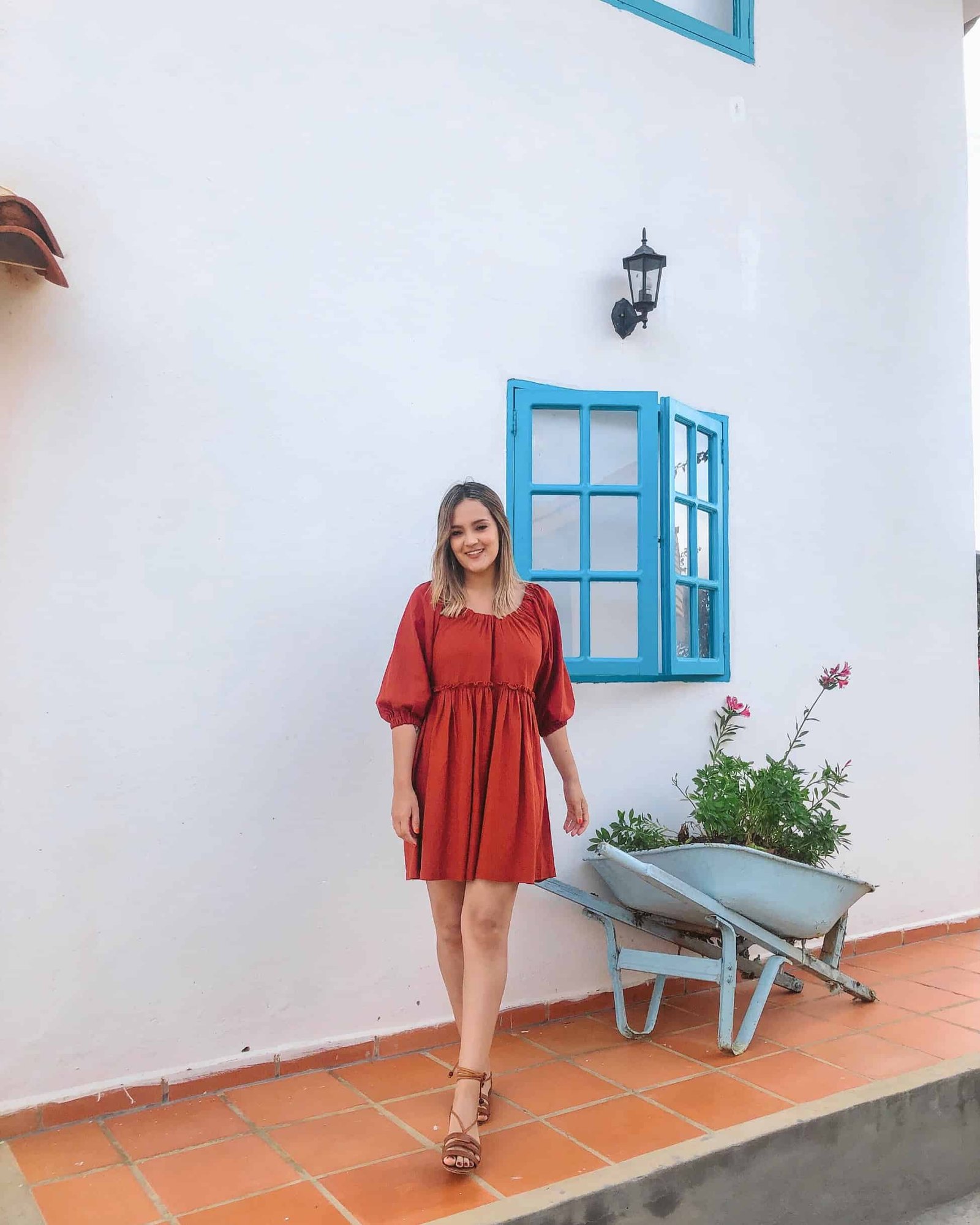 Vestido amplio de escote resortado en lino de color terracota - Imagen 2