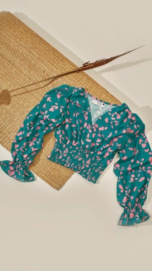 Top con escote en V en estampado de pétalos rosados de fondo verde