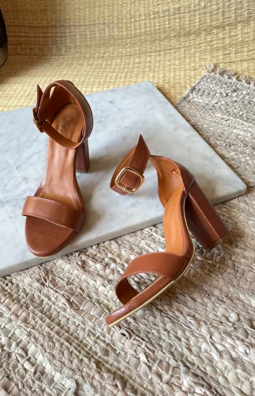Tacones clásicos en color miel – Pepita Pérez