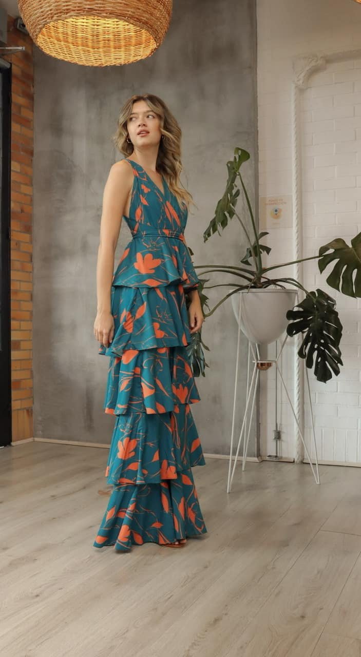 Vestido largo con parte inferior en capas en estampado de siluetas florales  en color naranja de fondo verde jade - Pepita Pérez